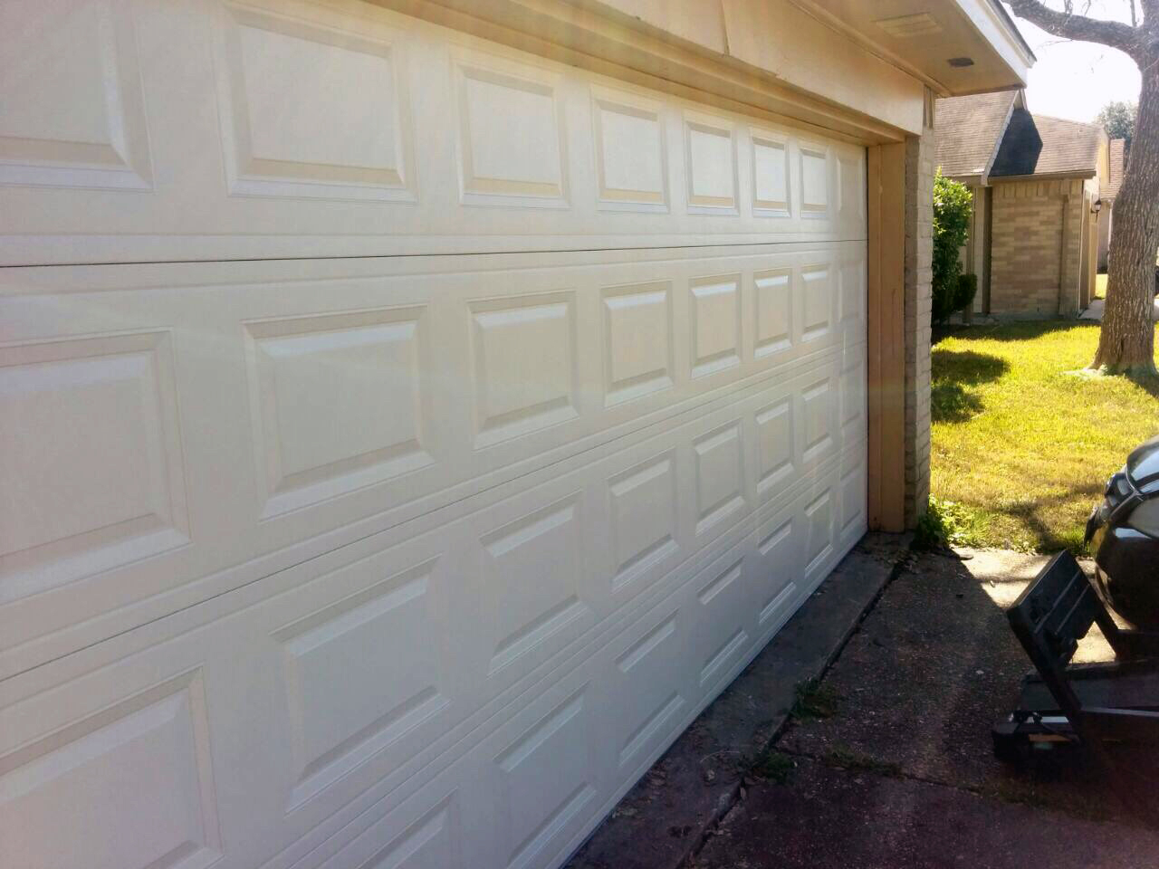 The Pros and Cons of Having a Garage Door with Connectivity in Florida